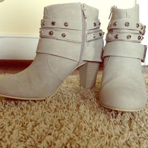 Jennifer Lopez Heel Boots in Chalk